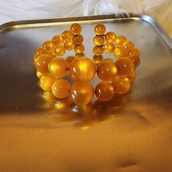 Vintage Jewelry - Vintage moonlight‎ Lucite wire strung bracelet